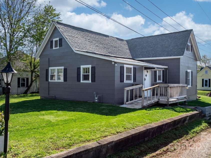 71 14th Street, Hickory, NC 28602.  MLS# CAR4285103, YatesRealty ID 15085. 