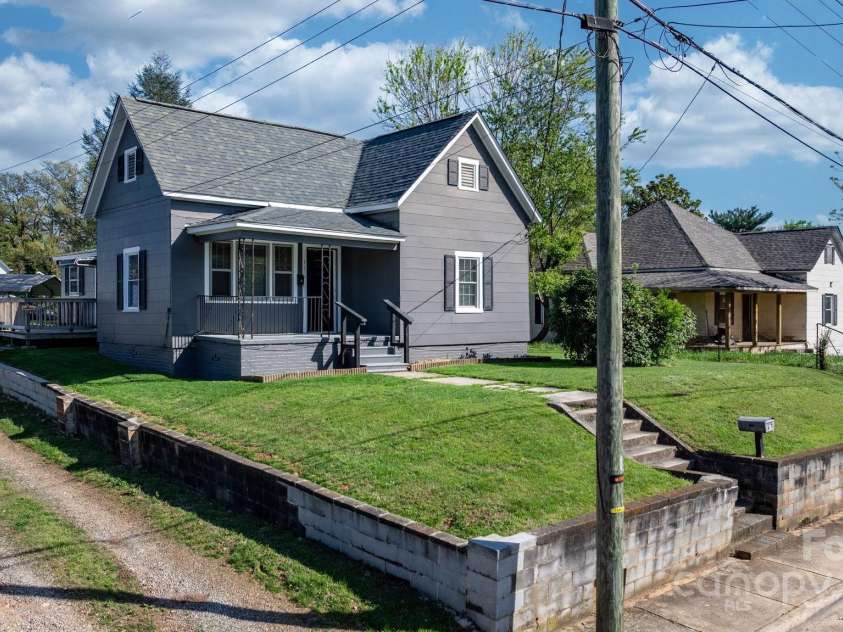 71 14th Street, Hickory, NC 28602.  MLS# CAR4285103, YatesRealty ID 15085. 