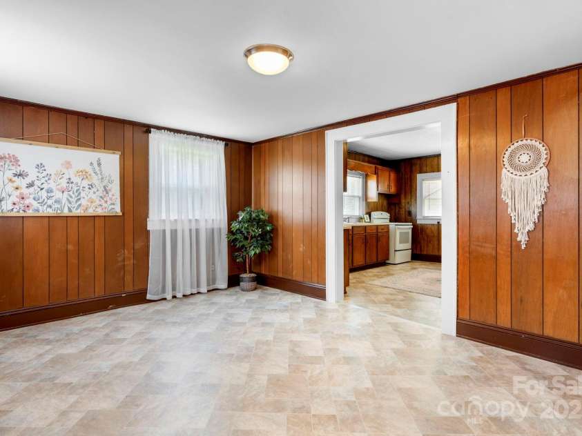 71 14th Street, Hickory, NC 28602.  MLS# CAR4285103, YatesRealty ID 15085. 