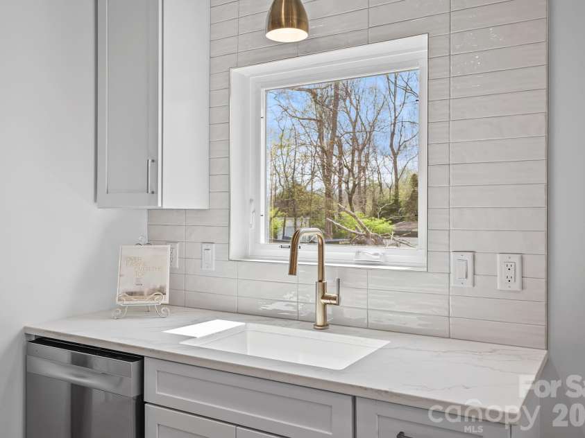 9 Gudger Road, Asheville, NC 28806.  MLS# CAR4406363, YatesRealty ID 15085. Custom Tiled Backsplash in the Kitchen
