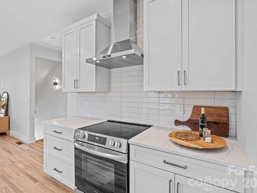 9 Gudger Road, Asheville, NC 28806.  MLS# CAR4406363, YatesRealty ID 15085. Stainless-Steel Appliance Package