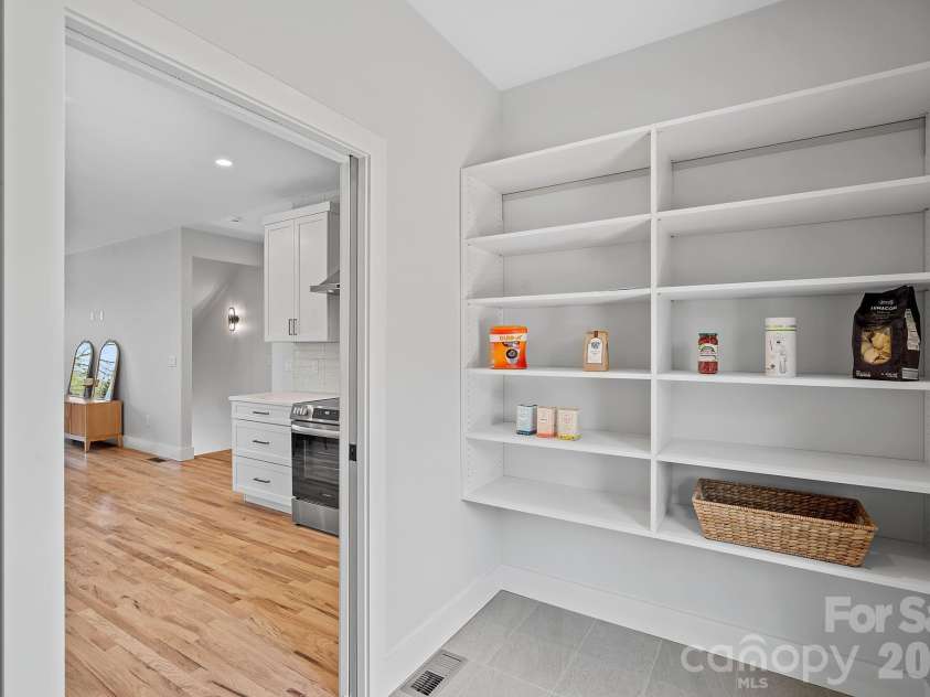 9 Gudger Road, Asheville, NC 28806.  MLS# CAR4406363, YatesRealty ID 15085. Walk-In Pantry