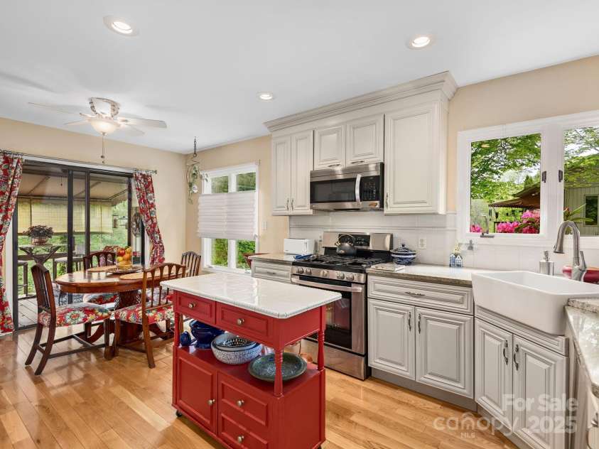 112 Deerlake Drive, Asheville, NC 28803.  MLS# CAR4254297, YatesRealty ID 15086. 