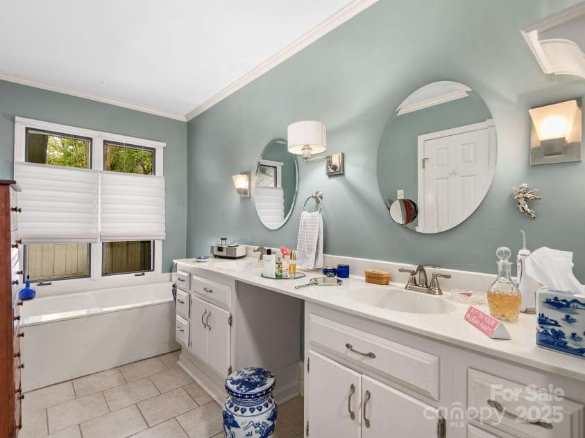 112 Deerlake Drive, Asheville, NC 28803.  MLS# CAR4254297, YatesRealty ID 15086. 