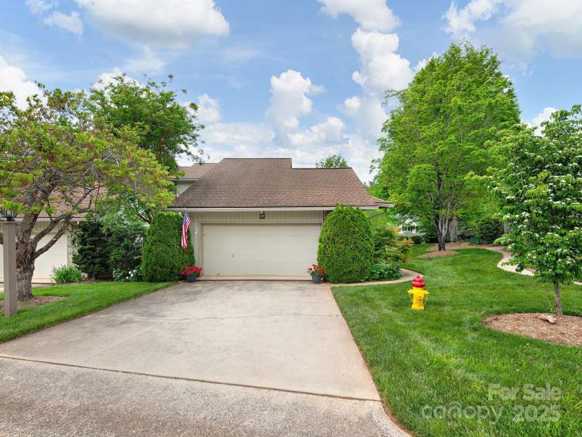 112 Deerlake Drive, Asheville, NC 28803.  MLS# CAR4254297, YatesRealty ID 15086. 