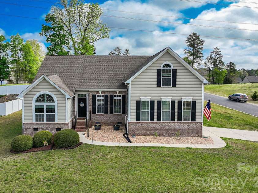 4851 Summerside Drive, Lake Wylie, SC 29710.  MLS# CAR4365256, YatesRealty ID 15086. 