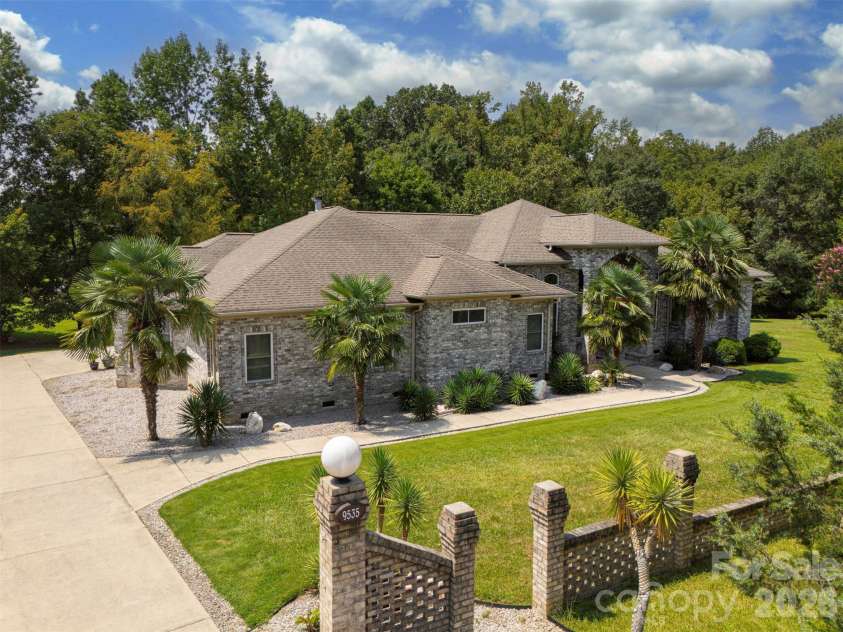 9535 Potter Road, Matthews, NC 28104.  MLS# CAR4365196, YatesRealty ID 15087. 