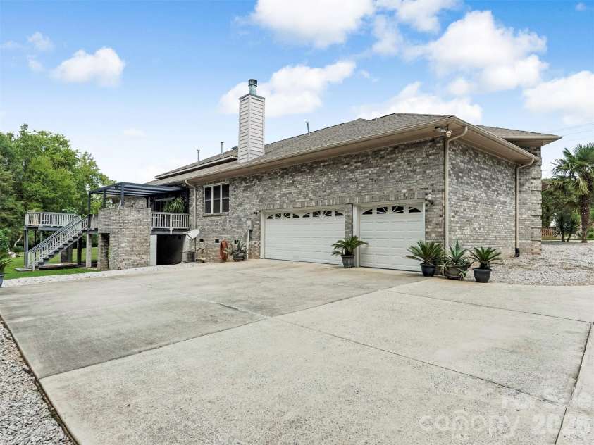 9535 Potter Road, Matthews, NC 28104.  MLS# CAR4365196, YatesRealty ID 15087. 
