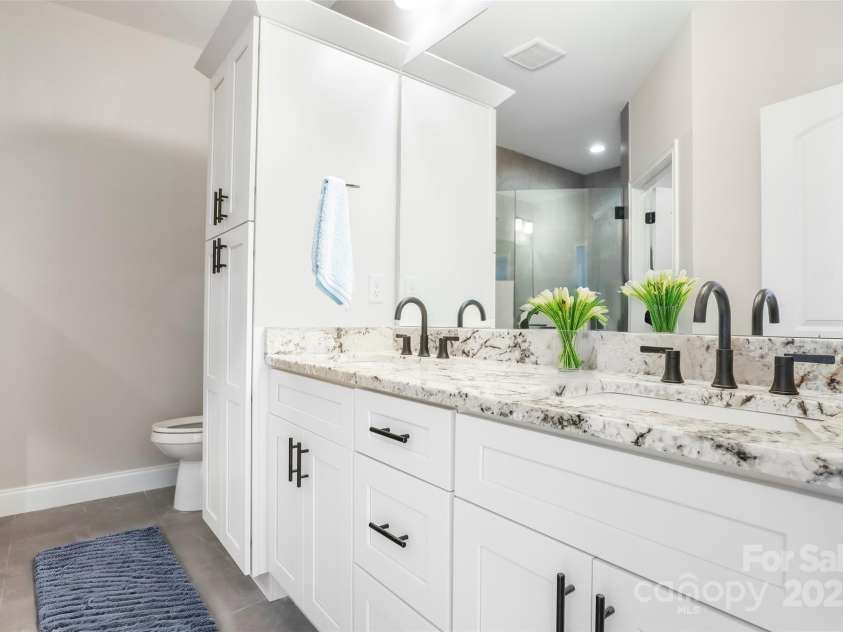 835 A Wynnshire Drive, Hickory, NC 28601.  MLS# CAR4254835, YatesRealty ID 15088. Primary bath