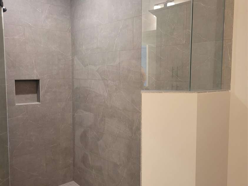 835 A Wynnshire Drive, Hickory, NC 28601.  MLS# CAR4254835, YatesRealty ID 15088. Primary walk In Shower