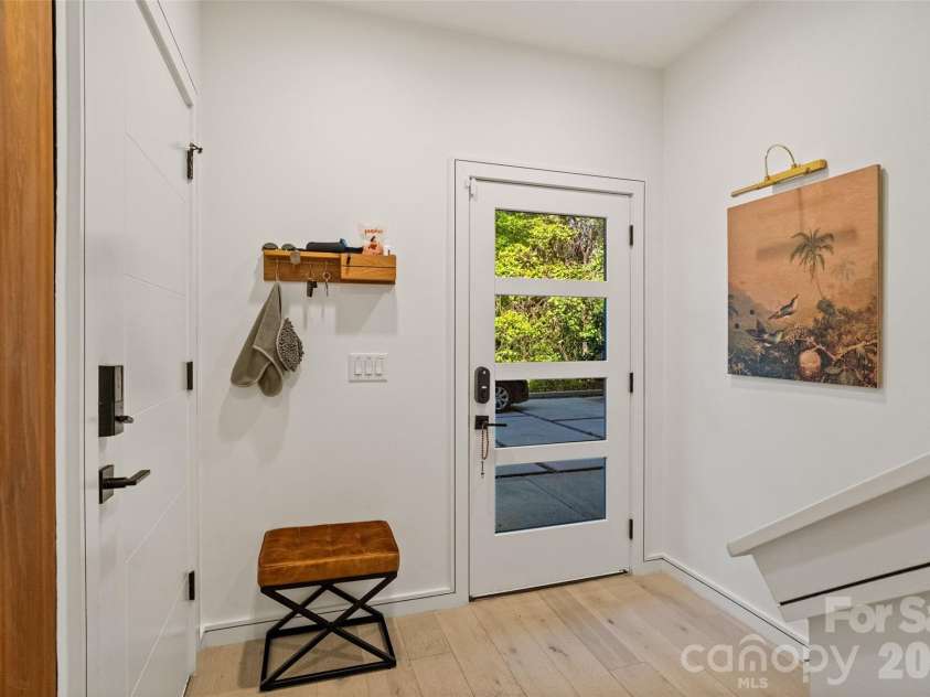 2716 Davidson Street, Charlotte, NC 28205.  MLS# CAR4369098, YatesRealty ID 15089. MAIN FLOOR/ entry