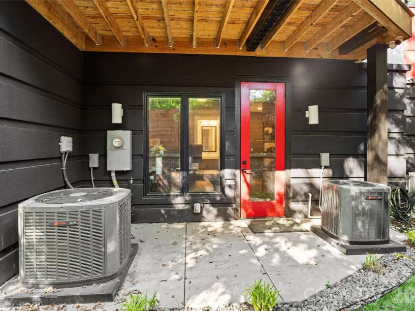 2716 Davidson Street, Charlotte, NC 28205.  MLS# CAR4369098, YatesRealty ID 15089. MAIN LEVEL patio