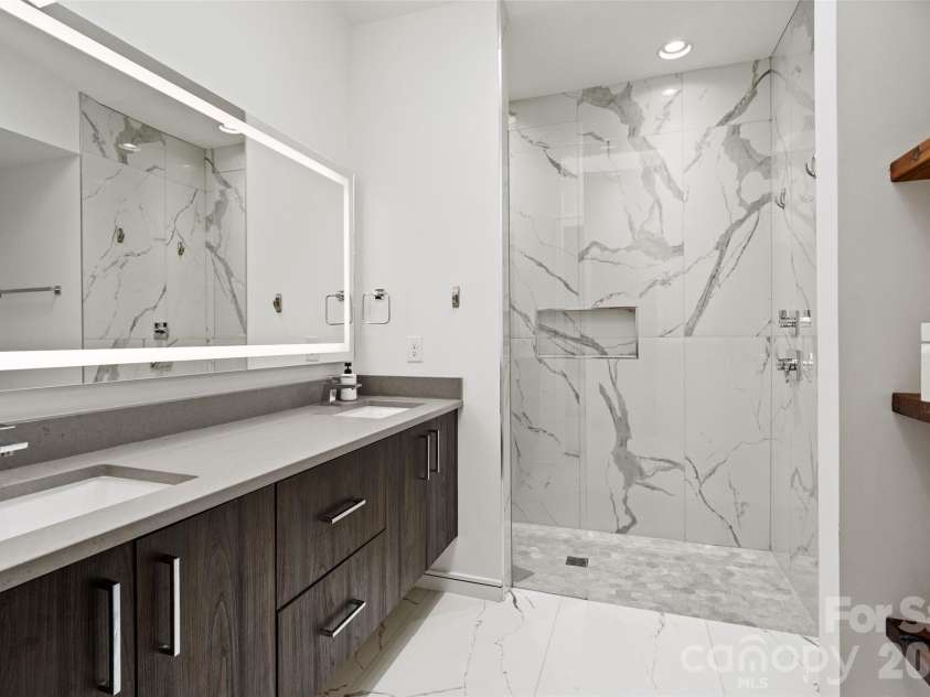 2716 Davidson Street, Charlotte, NC 28205.  MLS# CAR4369098, YatesRealty ID 15089. PRIMARY bath, full bath #2