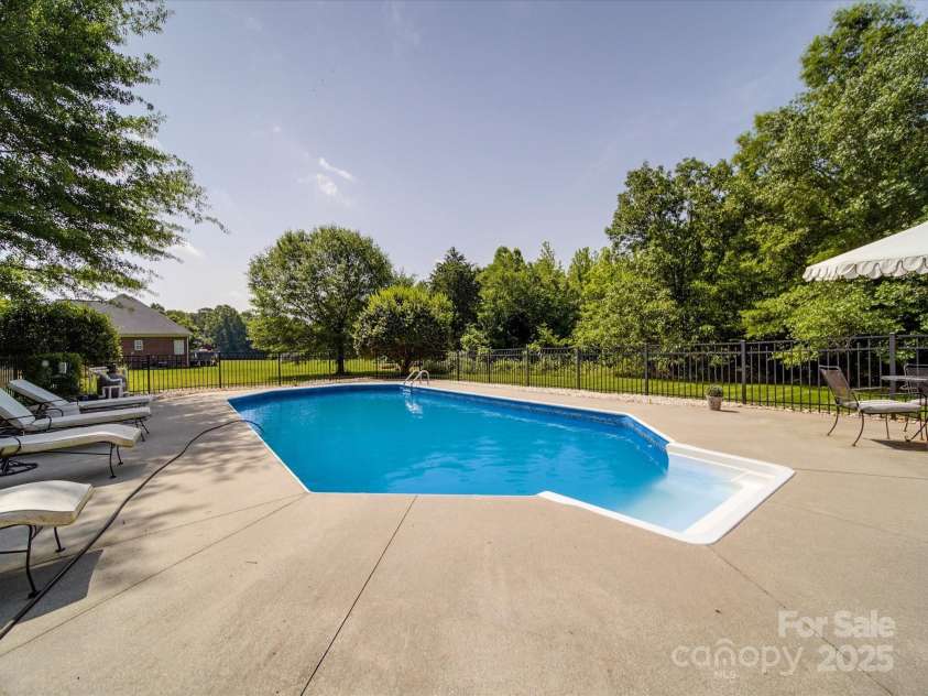 1508 Avalon Oaks Court, Dallas, NC 28034.  MLS# CAR4259565, YatesRealty ID 15091. 