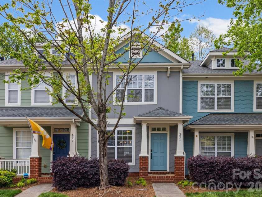 233 Hurston Circle, Charlotte, NC 28208.  MLS# CAR4369044, YatesRealty ID 15091. 