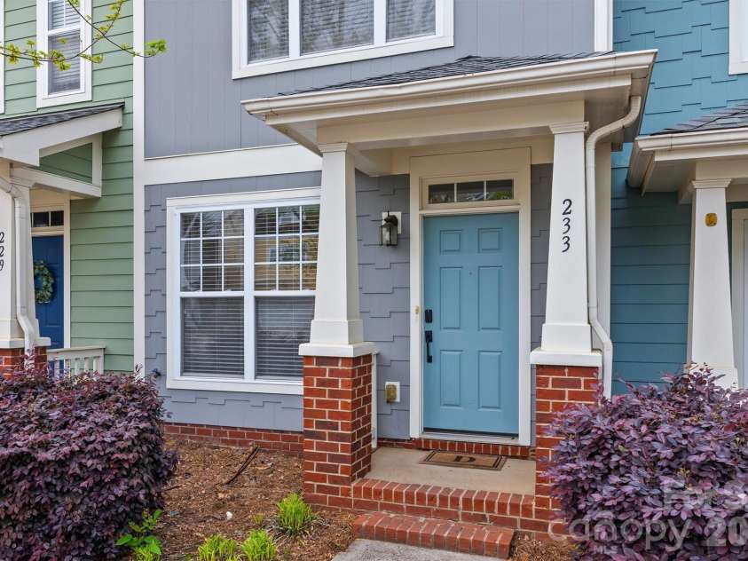 233 Hurston Circle, Charlotte, NC 28208.  MLS# CAR4369044, YatesRealty ID 15091. 