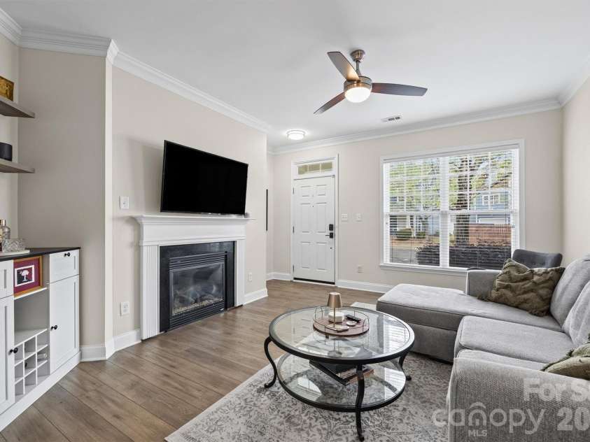 233 Hurston Circle, Charlotte, NC 28208.  MLS# CAR4369044, YatesRealty ID 15091. 