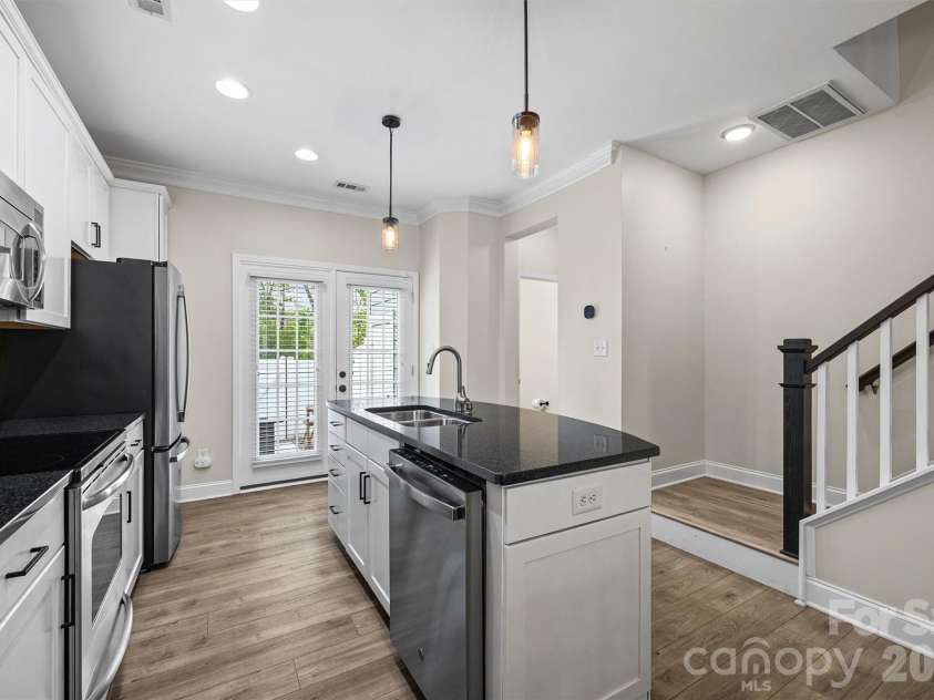 233 Hurston Circle, Charlotte, NC 28208.  MLS# CAR4369044, YatesRealty ID 15091. 