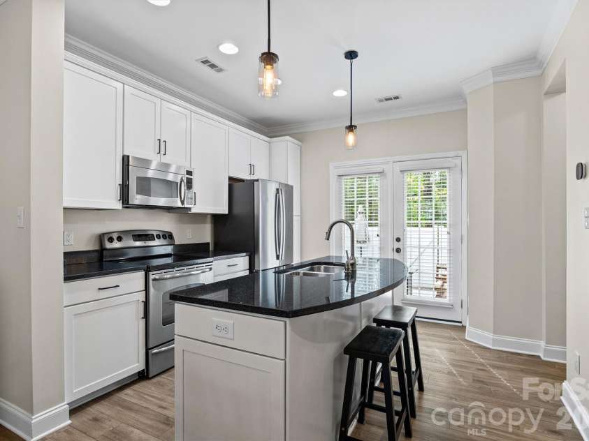 233 Hurston Circle, Charlotte, NC 28208.  MLS# CAR4369044, YatesRealty ID 15091. 