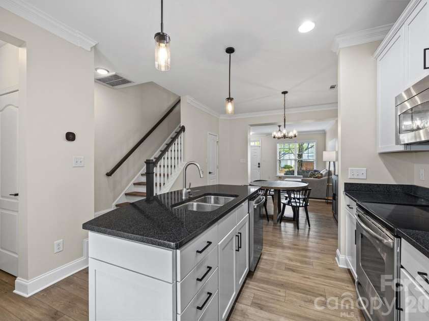 233 Hurston Circle, Charlotte, NC 28208.  MLS# CAR4369044, YatesRealty ID 15091. 