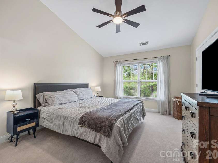 233 Hurston Circle, Charlotte, NC 28208.  MLS# CAR4369044, YatesRealty ID 15091. 
