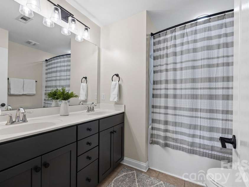 233 Hurston Circle, Charlotte, NC 28208.  MLS# CAR4369044, YatesRealty ID 15091. 