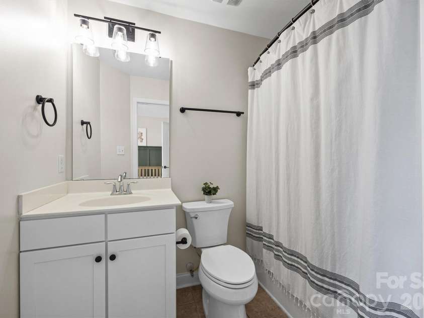 233 Hurston Circle, Charlotte, NC 28208.  MLS# CAR4369044, YatesRealty ID 15091. 