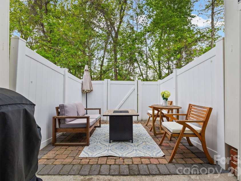 233 Hurston Circle, Charlotte, NC 28208.  MLS# CAR4369044, YatesRealty ID 15091. 