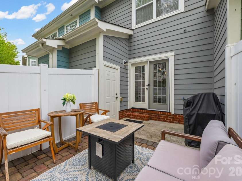 233 Hurston Circle, Charlotte, NC 28208.  MLS# CAR4369044, YatesRealty ID 15091. 