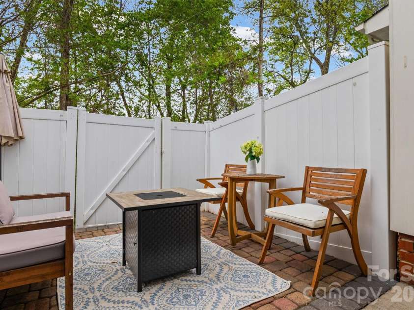 233 Hurston Circle, Charlotte, NC 28208.  MLS# CAR4369044, YatesRealty ID 15091. 