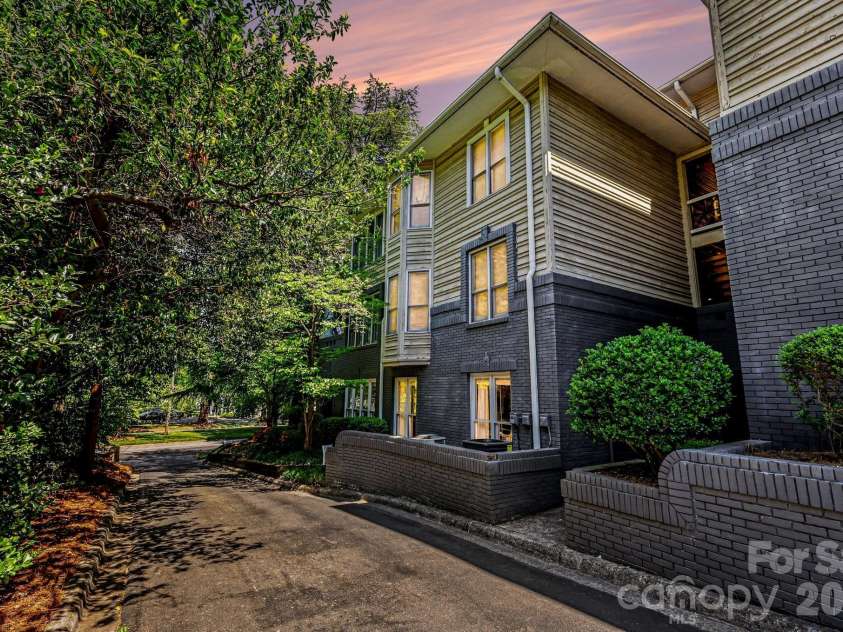 601 Queens Road, Charlotte, NC 28207.  MLS# CAR4370863, YatesRealty ID 15094. 
