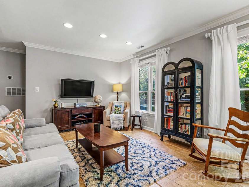 601 Queens Road, Charlotte, NC 28207.  MLS# CAR4370863, YatesRealty ID 15094. 