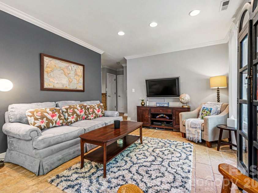 601 Queens Road, Charlotte, NC 28207.  MLS# CAR4370863, YatesRealty ID 15094. 