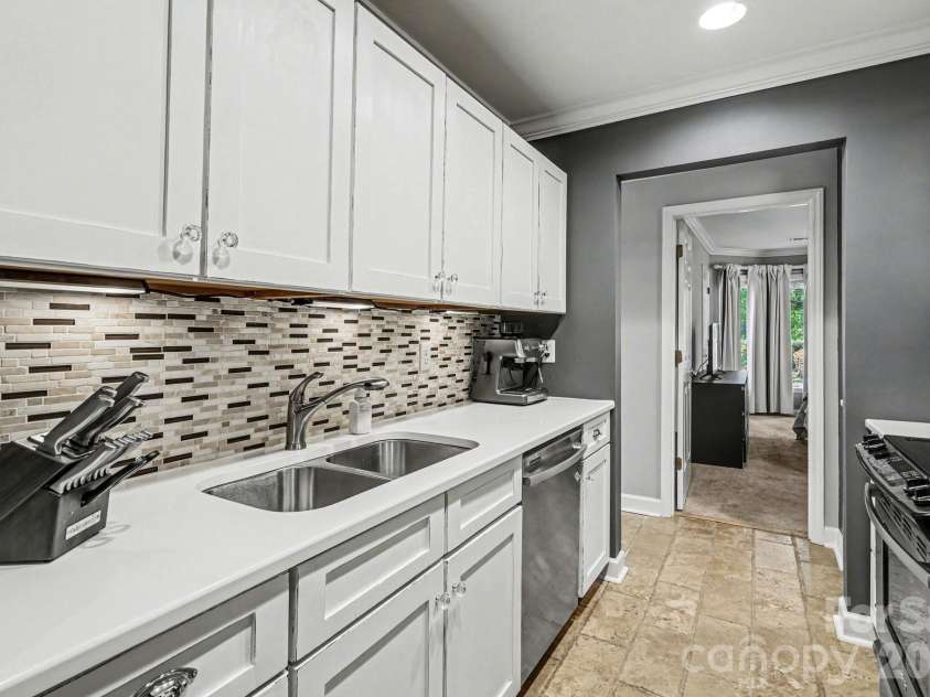 601 Queens Road, Charlotte, NC 28207.  MLS# CAR4370863, YatesRealty ID 15094. 