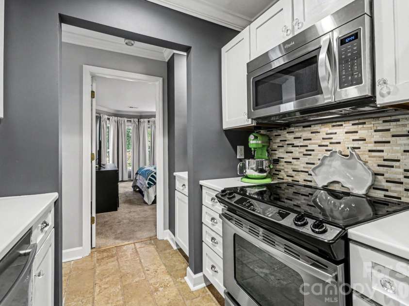 601 Queens Road, Charlotte, NC 28207.  MLS# CAR4370863, YatesRealty ID 15094. 
