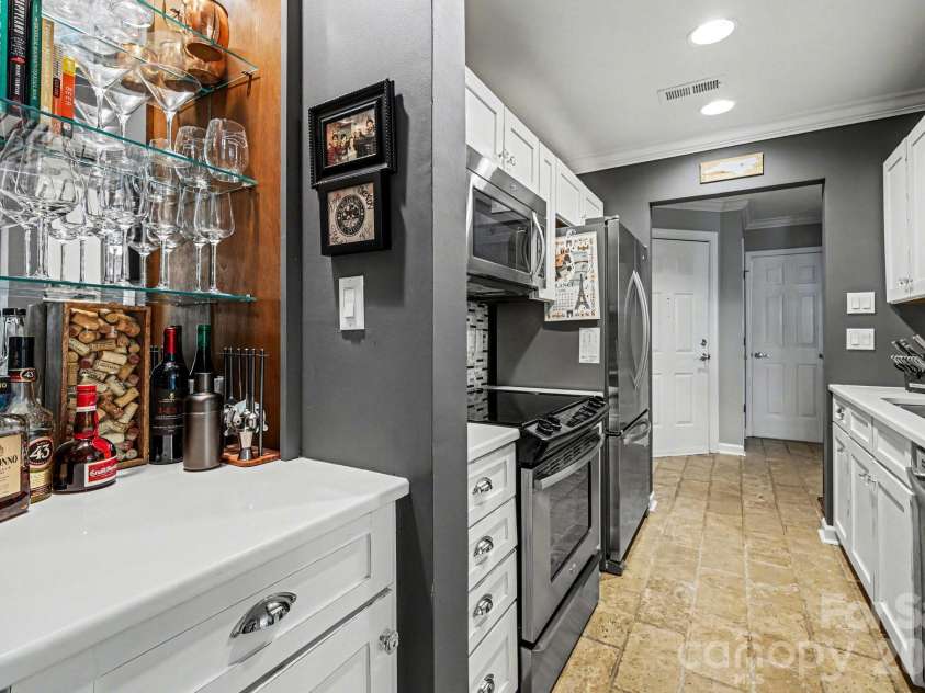 601 Queens Road, Charlotte, NC 28207.  MLS# CAR4370863, YatesRealty ID 15094. 