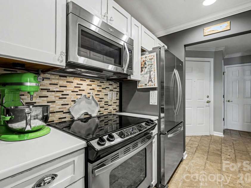 601 Queens Road, Charlotte, NC 28207.  MLS# CAR4370863, YatesRealty ID 15094. 