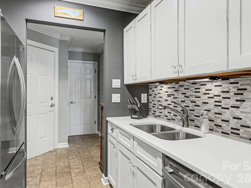601 Queens Road, Charlotte, NC 28207.  MLS# CAR4370863, YatesRealty ID 15094. 