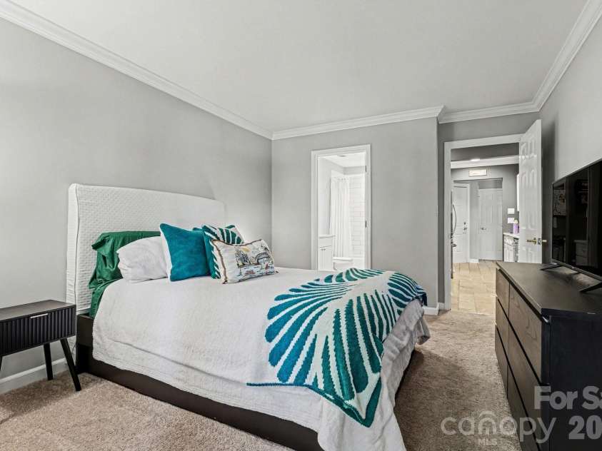 601 Queens Road, Charlotte, NC 28207.  MLS# CAR4370863, YatesRealty ID 15094. 