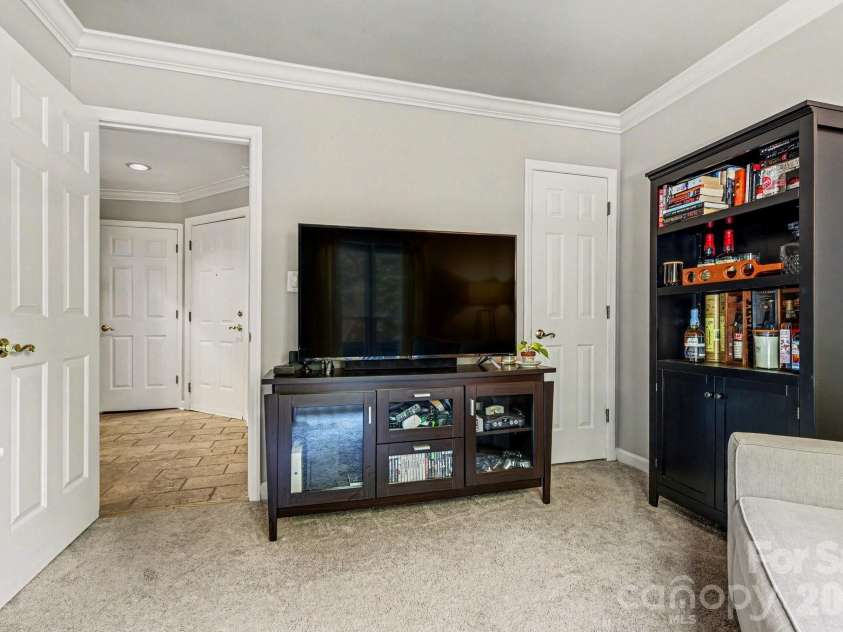 601 Queens Road, Charlotte, NC 28207.  MLS# CAR4370863, YatesRealty ID 15094. 