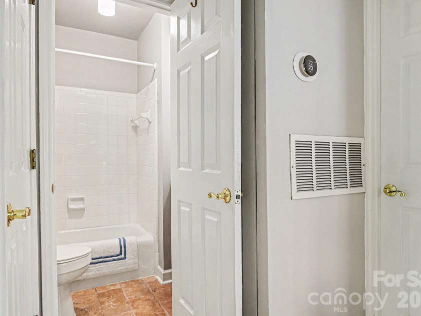 601 Queens Road, Charlotte, NC 28207.  MLS# CAR4370863, YatesRealty ID 15094. 