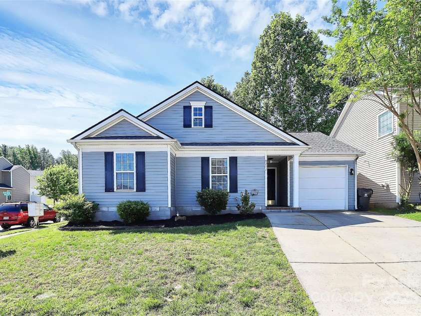 9212 Scotts Elm Court, Charlotte, NC 28215.  MLS# CAR4253200, YatesRealty ID 15094. 