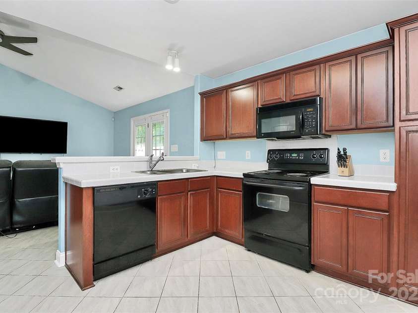 9212 Scotts Elm Court, Charlotte, NC 28215.  MLS# CAR4253200, YatesRealty ID 15094. 