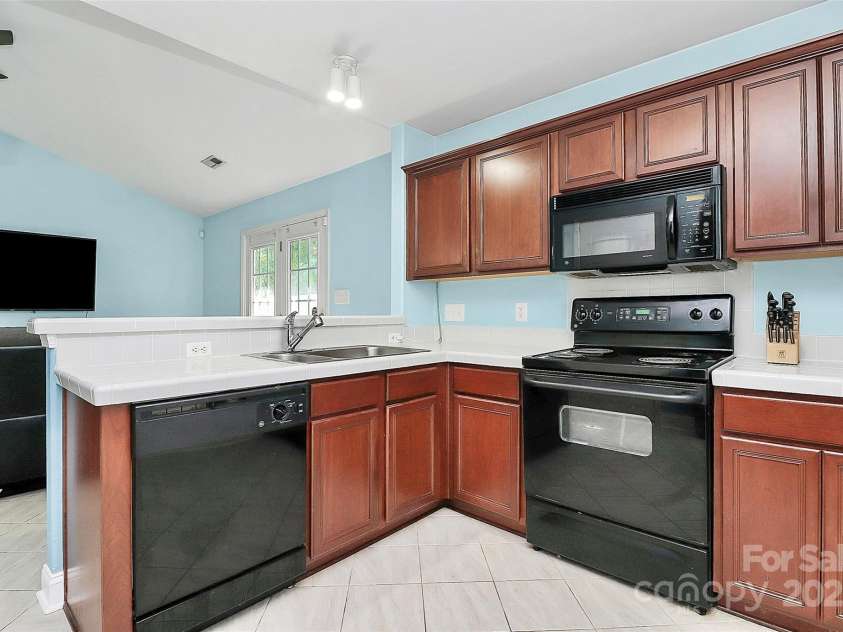 9212 Scotts Elm Court, Charlotte, NC 28215.  MLS# CAR4253200, YatesRealty ID 15094. 