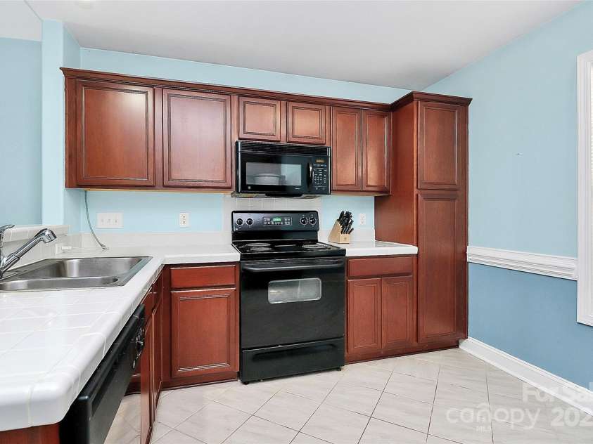 9212 Scotts Elm Court, Charlotte, NC 28215.  MLS# CAR4253200, YatesRealty ID 15094. 