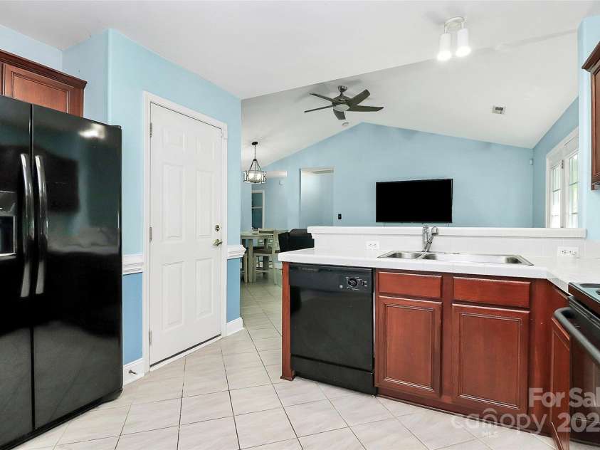 9212 Scotts Elm Court, Charlotte, NC 28215.  MLS# CAR4253200, YatesRealty ID 15094. 