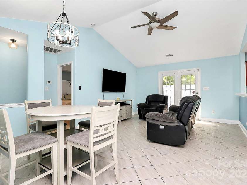 9212 Scotts Elm Court, Charlotte, NC 28215.  MLS# CAR4253200, YatesRealty ID 15094. 