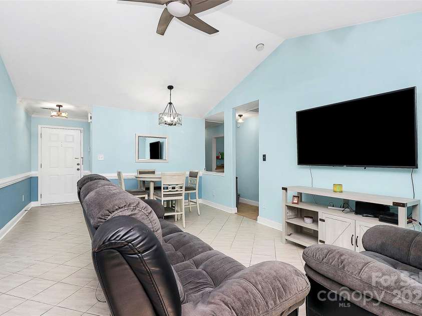 9212 Scotts Elm Court, Charlotte, NC 28215.  MLS# CAR4253200, YatesRealty ID 15094. 