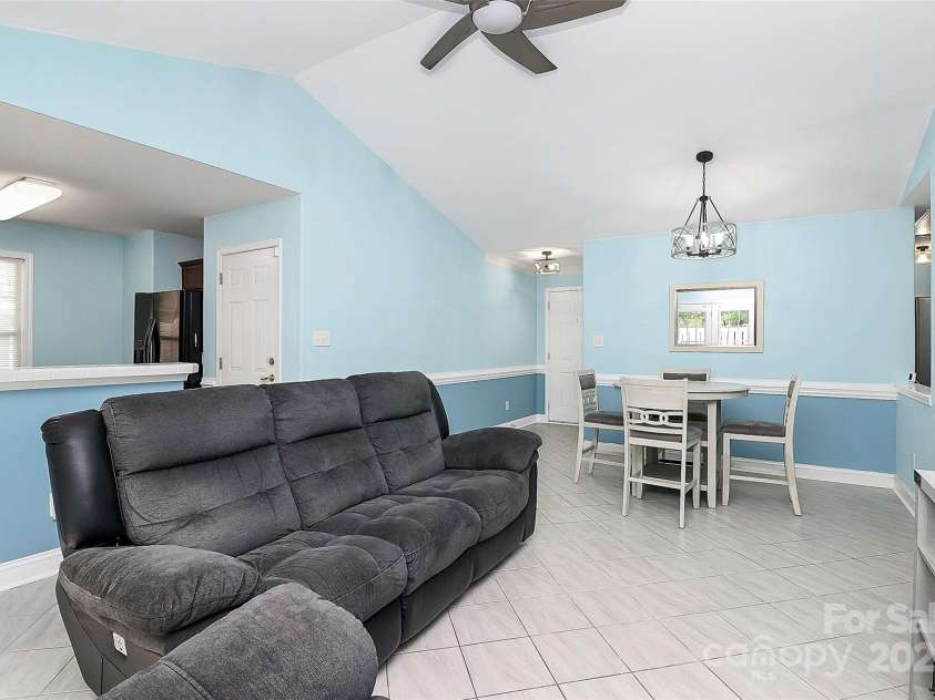 9212 Scotts Elm Court, Charlotte, NC 28215.  MLS# CAR4253200, YatesRealty ID 15094. 