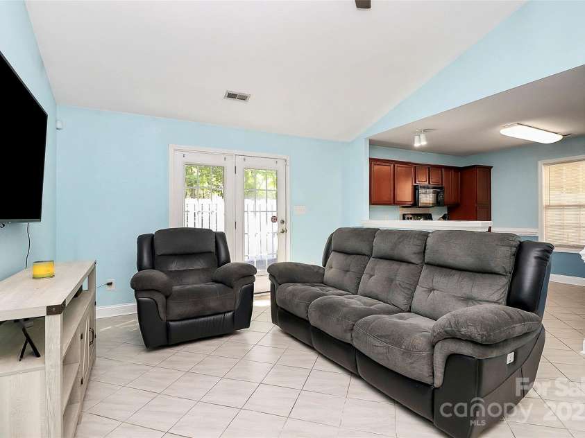 9212 Scotts Elm Court, Charlotte, NC 28215.  MLS# CAR4253200, YatesRealty ID 15094. 